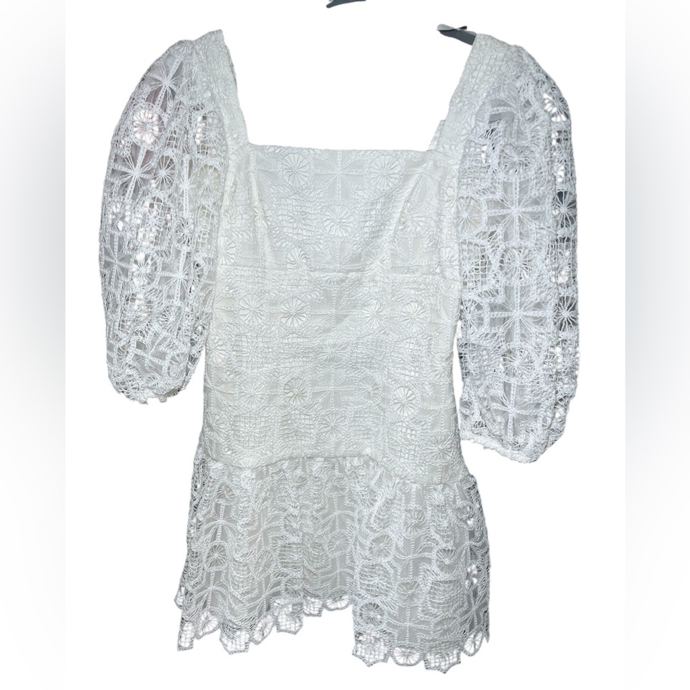 Beautiful Monique Lhuillier white dress with puff sleeves. Womens size 2